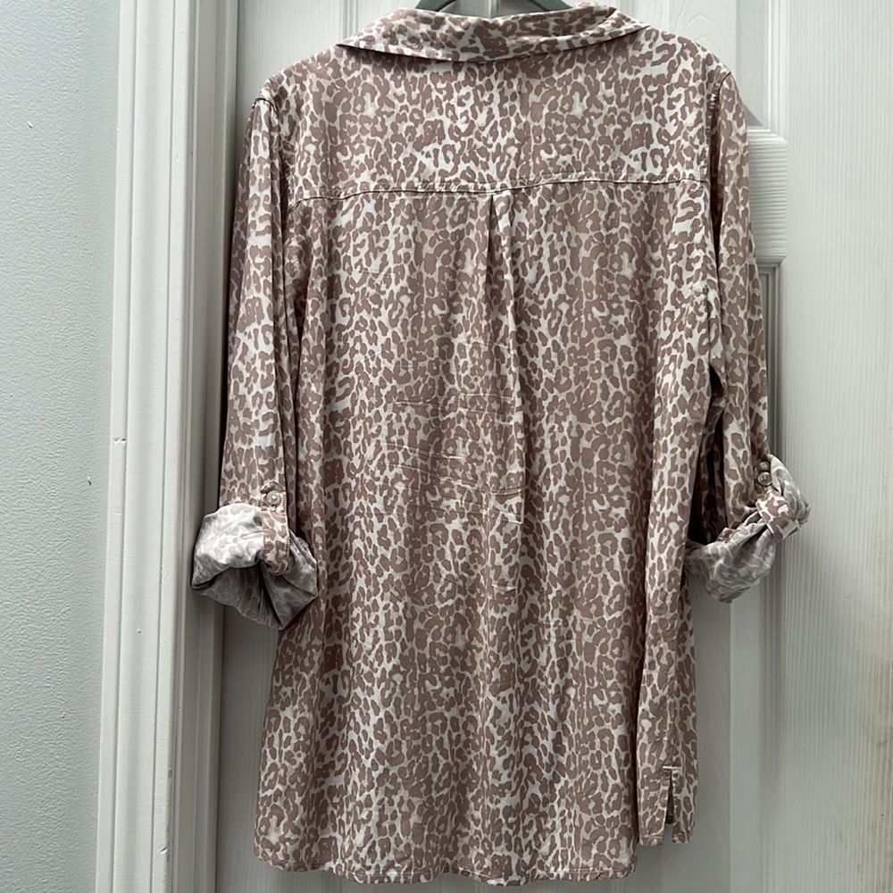 Stitchfix Cosmic Blue Love Kylie Classic Half Button Down Blouse Size Medium - Picture 8 of 9